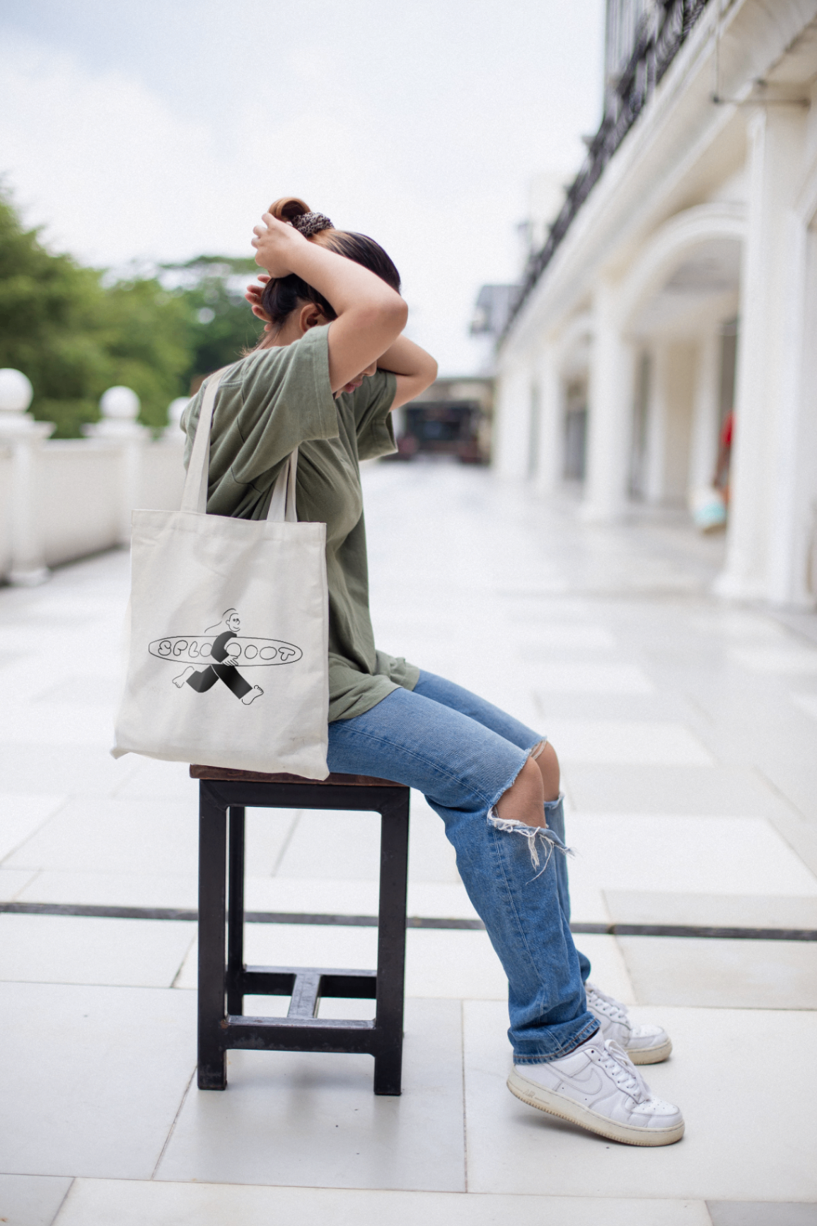Ecobag Sploot no ombro de uma pessoa sentada